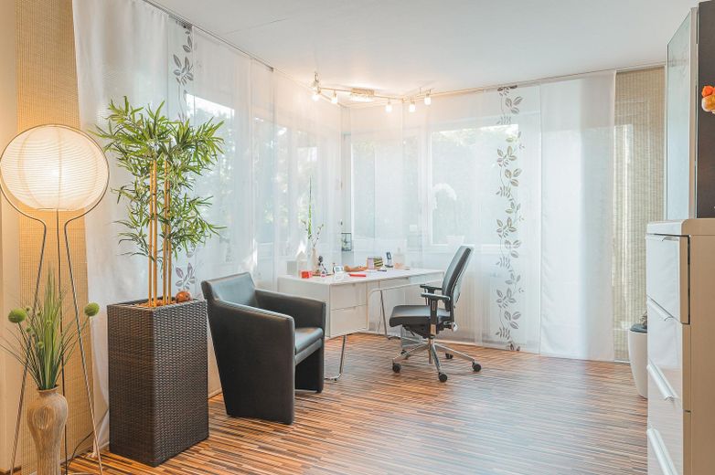 Panoramablick & Platzwunder: ca. 285m² Architektenhaus (Energie B), Einliegerwohnung & Praxis-Loft – EG1 Praxis/Homeoffice