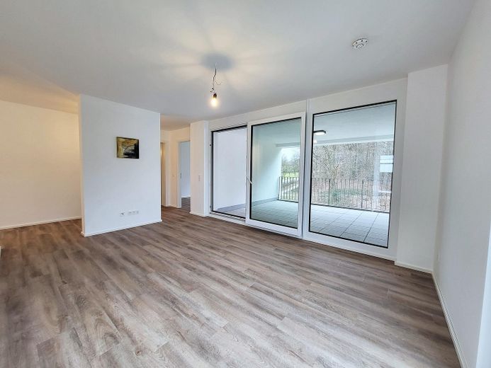 Penthouse z tarasem dachowym i widokiem w dal – nowy budynek 2023 – Wohnbereich mit Zugang zur Lo