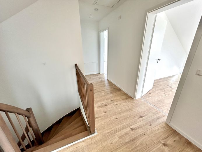 Luxus-Maisonette mit eigenem Eingang | Erstbezug | Klimaanlage | Wallbox | Einbauküche | 2 Bäder – Flur DG