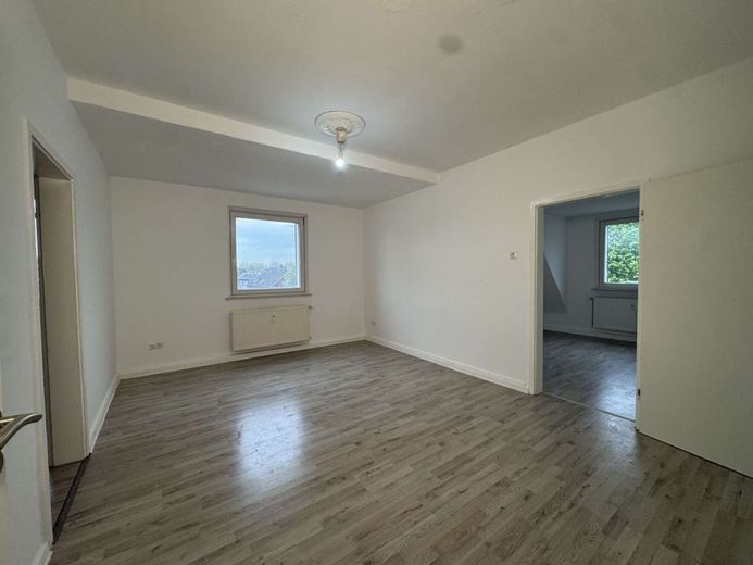 Großzügige, renovierte 5-Zimmer-Dachgeschosswohnung in Bochum-Wattenscheid - perfekt für Familien – Wohnzimmer 2