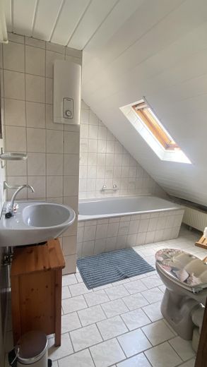 Dom dwurodzinny w wyjątkowej lokalizacji w Falkenstein w powiecie Donnersbergkreis na sprzedaż – Badezimmer m. Badewanne