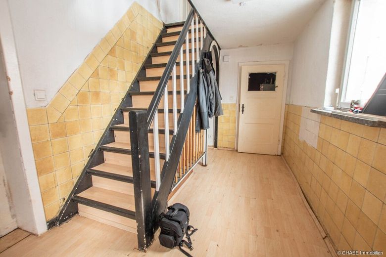 2x Einfamilienhäuser mit Entwicklungspotenzial - Teilvermietete Kapitalanlage in Rollshausen! – Haus 2 Treppenhaus