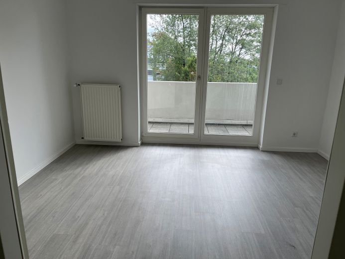केंद्र के पास, फिर भी शांत 3 1/2 कमरों वाला अपार्टमेंट – Schlafzimmer mit Zugang Balkon