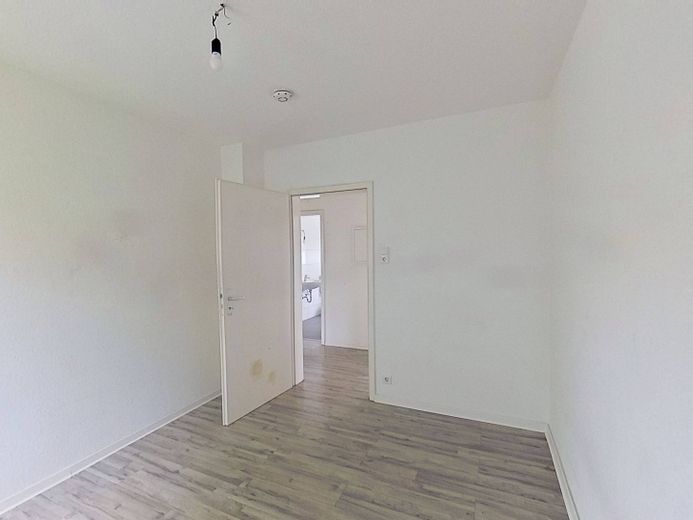Sessiz doğal konumda, küvetli banyoya sahip rahat 4 odalı çatı katı dairesi – Ansicht II: Schlafzimmer III