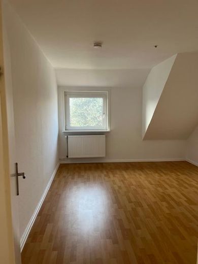 Lichtdurchflutete charmante 3 Zi-DG-Whg. renoviert-in bester grüner Lage - – Schlafzimmer 