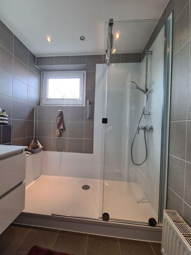 3 Zimmer plus separatem Büroraum - Naturschutzgebiet plus 1A Infrastruktur – Dusche mit Schiebetür