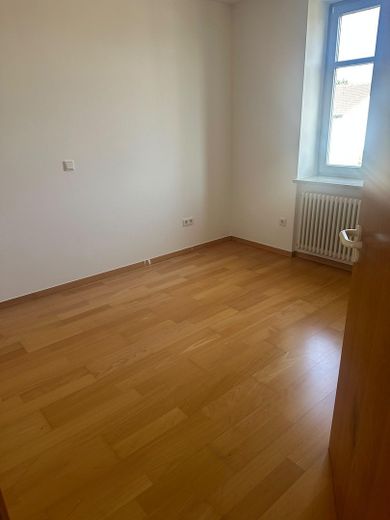 Urokliwe 2-pokojowe mieszkanie z przestronnym poddaszem użytkowym, balkonem i zabudową kuchenną w Vierkirchen – 8