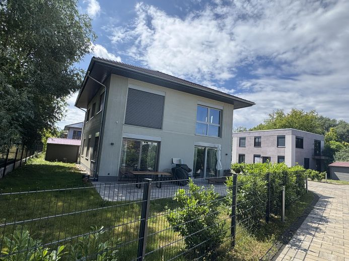 Traumhafte 4 Raumwohnung mit Garten in einer Villa – Foto 12
