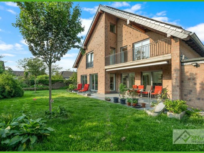 + 5PLUS + RAUM, RUHE, LEBENSQUALITÄT: EXKLUSIVES EINFAMILIENHAUS AUF CA. 201M² IN INDEN / ALTDORF + – Foto 1