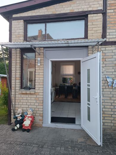 Viel Platz in Güstrow 190 m², großes Grundstück, Pool & Werkstatt – Eingang Poolhaus