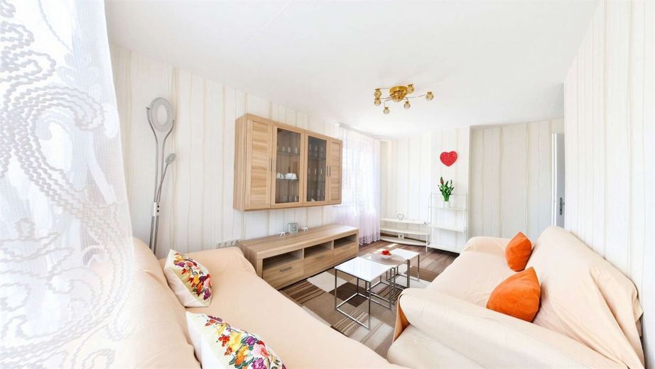Großer Sonnenbalkon über den Straßen der Stadt – Wohnzimmer