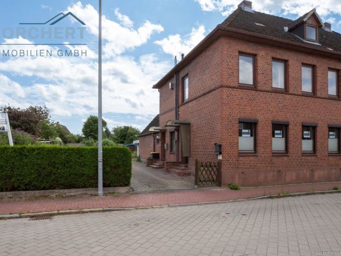 Large semi-detached house with potential centrally in Barmstedt – Foto 1