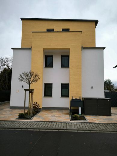 Neu und bezugsfertig - hochwertig gebaut - in 3-FH – Strassenansicht