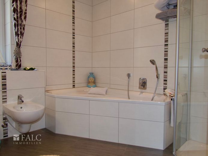 Einfach Mehr: Top Gepflegtes Wohnhaus mit 2 eigenständigen Wohnungen. Garten, 3Garagen, Wintergarten – EG: Modernes Badezimmer