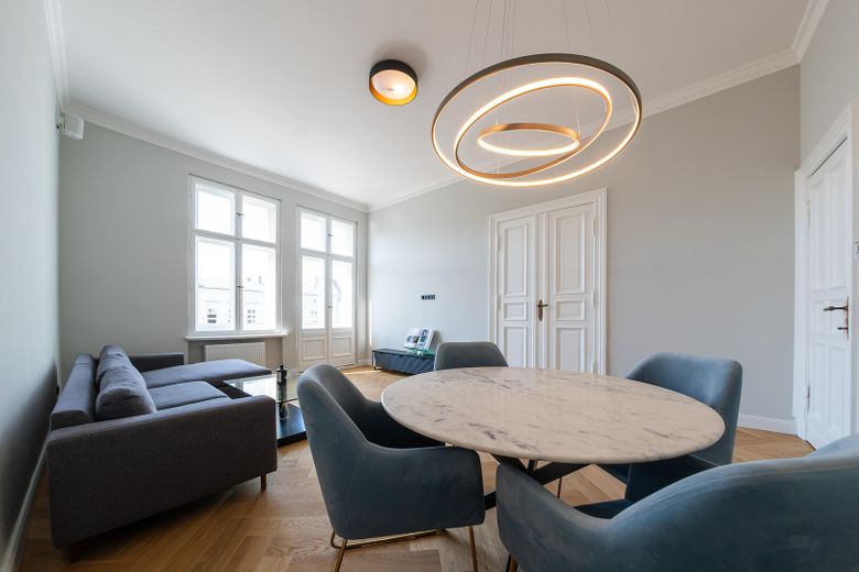 Recién reformado. Disponible para entrar y sin comisión. Lujo en un edificio antiguo en pleno centro de la ciudad. – Wohnzimmer mit Balkon