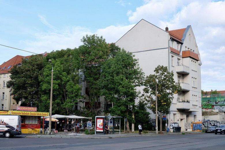 Luminoso appartamento mansardato con 2 locali, loggia e affascinanti travi in legno – Gebäude von aussen