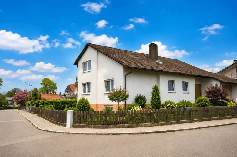 Familien- und Mehrgenerationenhaus mit großem Garten und viel Potenzial – Hausansicht KI