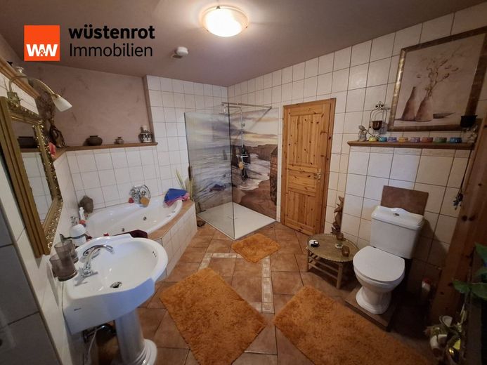 Mehr Wohnraum, mehr Lebensqualität - Modernisiertes Haus mit komfortablen Extras! – Badezimmer EG