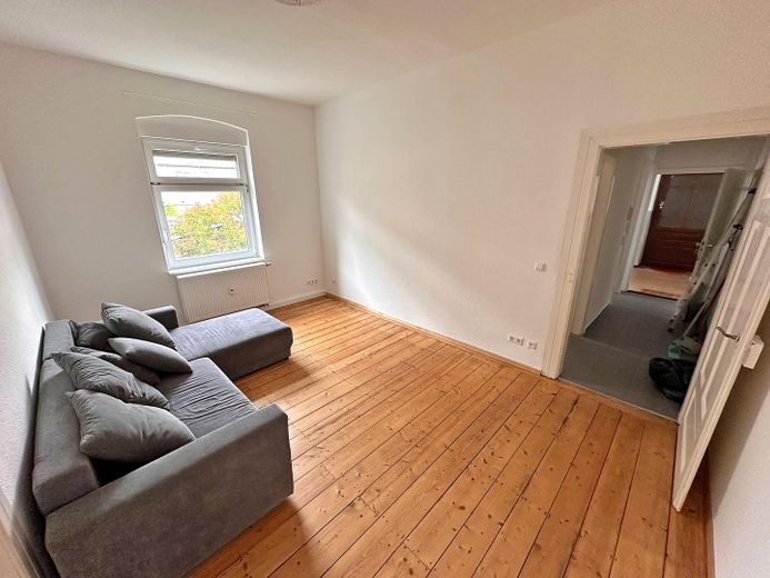 Renovierte Altbauwohnung: 2 Zimmer + neue EBK in Hinterhauslage nahe Mendelssohnplatz/ KIT – Wohnzimmer (Durchgangszimmer)