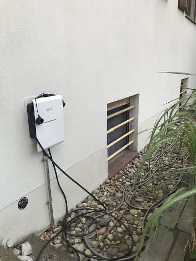 Freistehendes Einfamilienhaus mit Photovoltaikanlage auf sonnigem Grundstück in Berlin-Wittenau – Wallbox an der Fassade