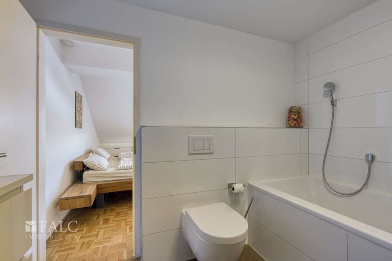 DG-Traum mit Kamin &amp; großem Balkon ins Grüne | 110 m² – Bad