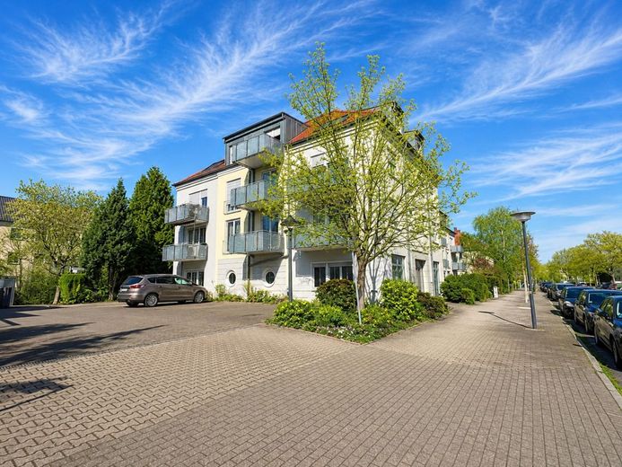 WOHNUNGSPAKET MIT 4 VERMIETETEN EIGENTUMSWOHNUNGEN + TG – Straßenansicht
