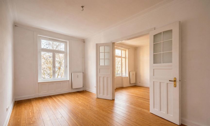 3 pok. mieszkanie w starej zabudowie Eimsbüttel, zmodernizowane, wysokie sufity, drewniane deski, sztukaterie, ok. 70 m², wolne/gotowe do zamieszkania – Geräumiger Wohn-/ Essbereich
