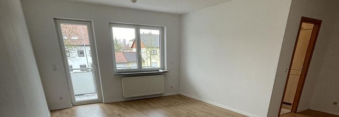 Wohnzimmer mit Balkon 