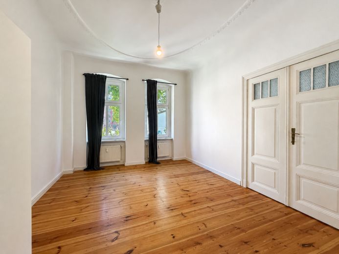 Attraktive Stuck-Altbau-Wohnung zur perspektivischen Eigennutzung – Foto 1