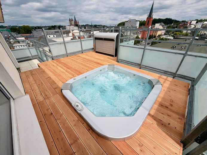 Limburg şehir merkezinde lüks penthouse – 196 m², katedral manzarası, whirlpool ve Gaggenau mutfak – Holzterrasse Whirlpool 