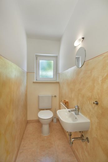 Separates Gäste-WC mit Fenster