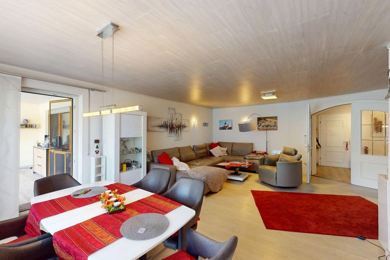 Appartamento modernizzato di 5 locali al piano terra con grande giardino, piscina e accesso diretto al garage – Wohnzimmer