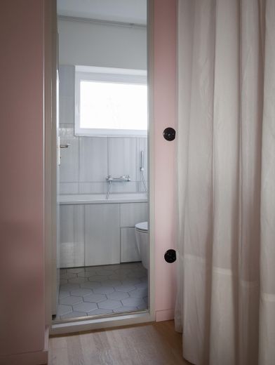 Interbau 1957 en el barrio Hansaviertel: 49,5 m² llenos de luz en la 3.ª planta | sin comisión – Badezimmer
