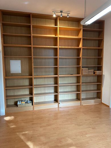 „The Flow-Hub“ – Industrielle Eleganz für kreative Köpfe – integrierte Regalwand Flur