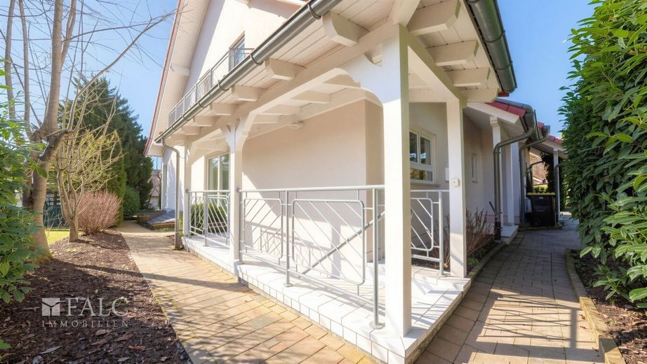 Halbes Haus, volles Glück, sofort einziehen! - FALC Immobilien Heilbronn – Separater Eingang zur Waschküche