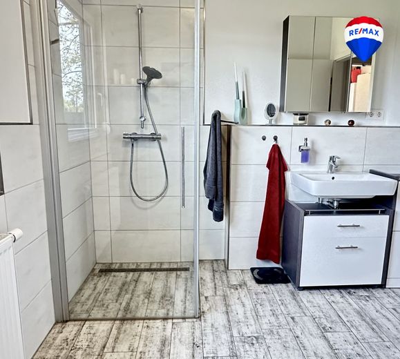 Leben wo andere Urlaub machen Bungalow direkt am See mit Solarenergie – Badezimmer