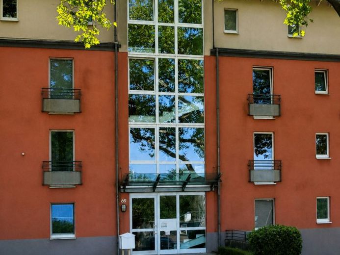Lichtdurchflutetes Wohnen mit offenem Wohnkonzept & großem Balkon – Foto 1