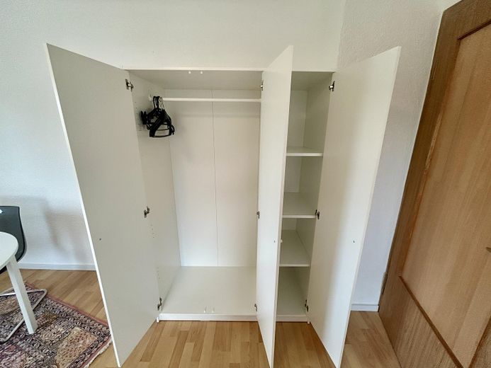 Geräumiger Schrank