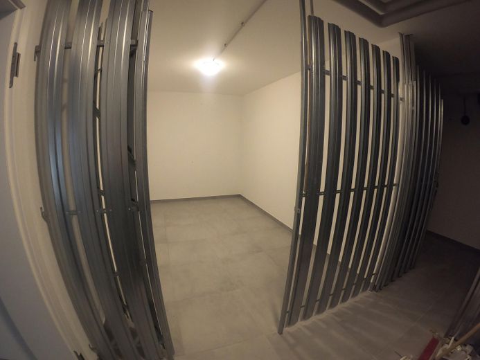 Hochwertige Neubauwohnung mit Dachgeschossflair ab sofort! – Kellerabteil