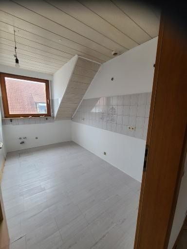 SOFORT BEZUGSFREI! Sehr geräumige lichtdurchflutete 4-Zi- Maisonette-Wohnung inkl. Balkon, Carport – Küche