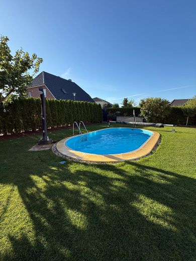 Provisionsfrei: Exklusive Stadtvilla (161 m²) mit PV-Anlage, Pool, Doppelgarage in Großbeeren – Pool