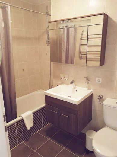 Bad mit Wanne, Spiegelschrank 