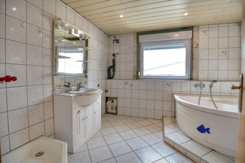 Bezugfsfreie 6 ZKBB mit XL-Panoramaterrasse &amp; Gemeinschaftsgarten | Gepflegtes 2FH mit Garage – Bad2