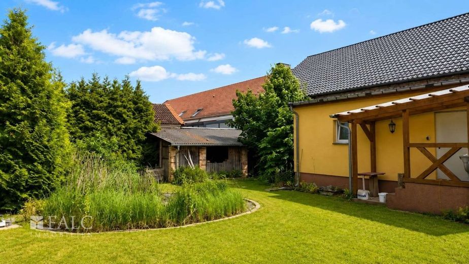 Raum für Ihre Ideen! Vielseitige Immobilie mit Wohn- und Gewerbeflächen – Blick Richtung Holzlager