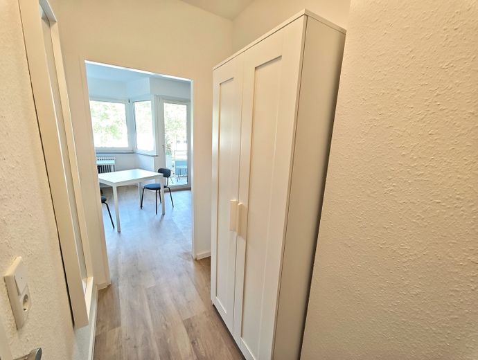 Disponibile da subito: appartamento ristrutturato e arredato di 1 locale con balcone in una posizione privilegiata di Mannheim – Flur