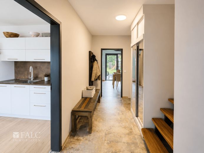 Modernisiertes Wohnhaus mit Einliegerwohnung, Smart Home, PV-Anlage und Feldrandlage – Flur Haupthaus