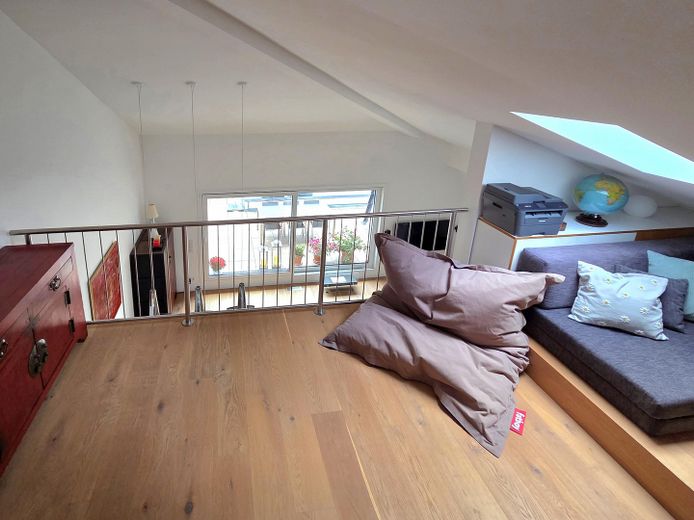 Courtagefrei: Helle und zentral gelegene DG-Maisonette-Wohnung mit Galerie und Sonnenterrasse – 02_Galerie_1