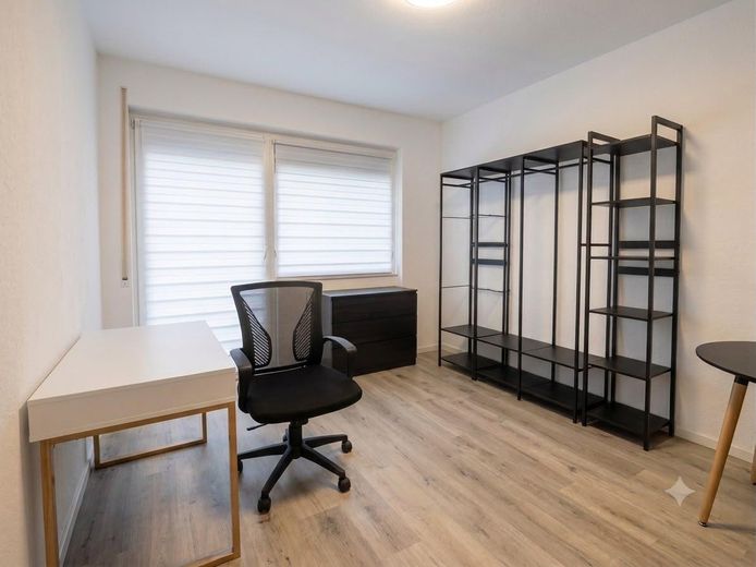 Modern möblierte 1-Zimmer-Wohnung in Erlangen – Einbauküche & modernes Bad – Wohnbereich