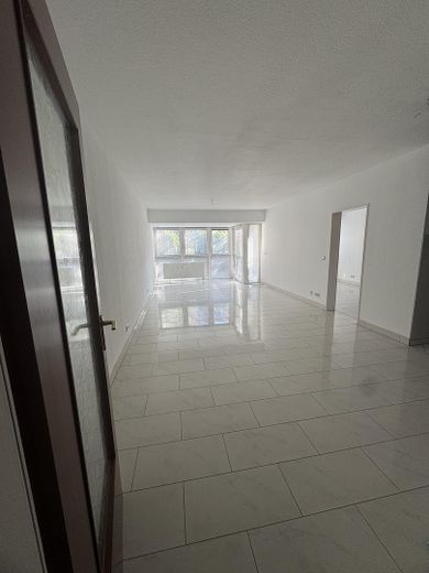 Modern & zentral: Helle Terrassen-Wohnung in Glinde mit neuer Küche und edlem Boden – Wohnzimmer