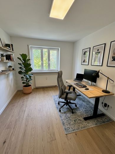 Arbeitszimmer möbliert mit KI